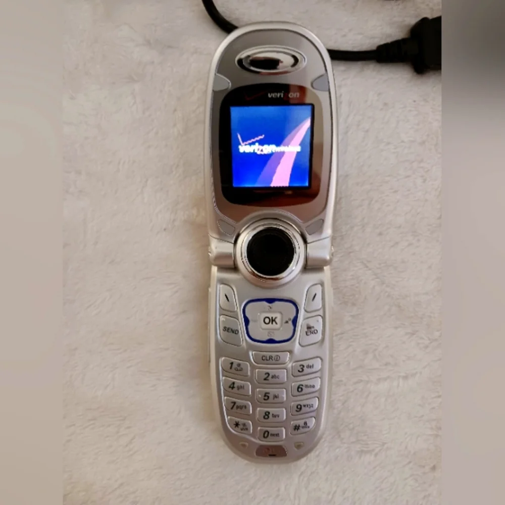 LG GO Silver Flip Phone